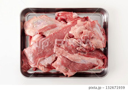 ステンレストレイに入った生の牛すじ肉 132671939