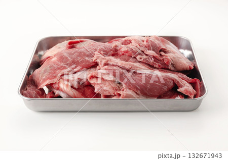 ステンレストレイに入った生の牛すじ肉 132671943