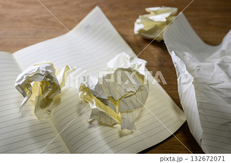 くしゃくしゃのノート くしゃくしゃのノート 132672071