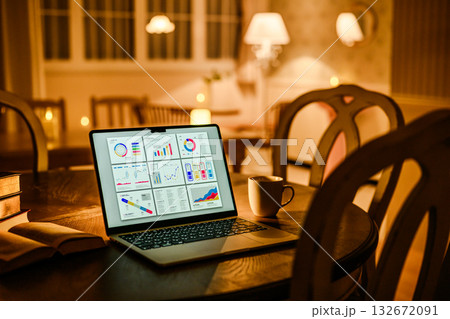 暗い部屋のパソコン 132672091