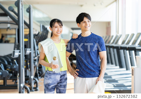 ジムでトレーニングをする若い男女 撮影協力:スポーツクラブ&サウナスパ ルネサンス 幕張24 ジムでトレーニングをする若い男女 撮影協力:スポーツクラブ&サウナスパ ルネサンス 幕張24 132672382