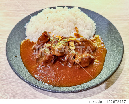ホロホロに煮込まれた牛タンカレー ホロホロに煮込まれた牛タンカレー 132672457