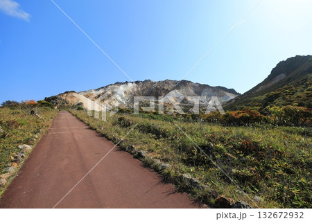 登山道から望む、快晴の秋空と恵山の火口付近（日本 北海道函館市） 132672932
