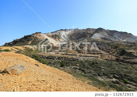 登山道から望む、快晴の秋空と恵山の火口付近(日本 北海道函館市) 登山道から望む、快晴の秋空と恵山の火口付近(日本 北海道函館市) 132672933