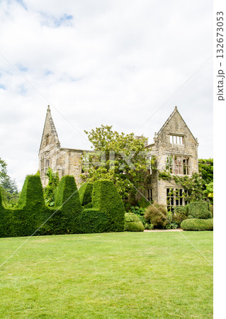 白い雲が広がる明るい空の下の壁だけが残る歴史的な石造りの建物　ロンドン郊外ナイマン・パークにて 132673053