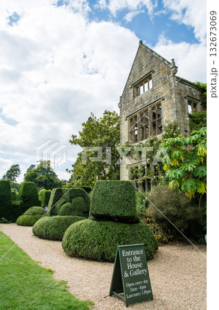 白い雲が広がる明るい空の下の壁だけが残る歴史的な石造りの建物　ロンドン郊外ナイマン・パークにて 132673069