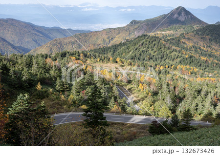 秋の志賀草津高原ルートと山々の風景 132673426