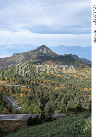 秋の志賀草津高原ルートと山々の風景 132673427