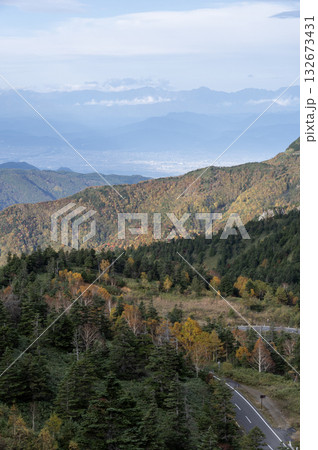 秋の志賀草津高原ルートと山々の風景 132673431