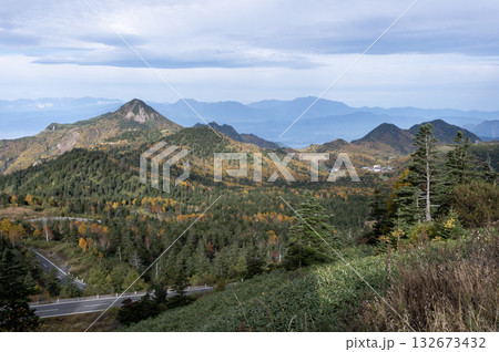 秋の志賀草津高原ルートと山々の風景 秋の志賀草津高原ルートと山々の風景 132673432