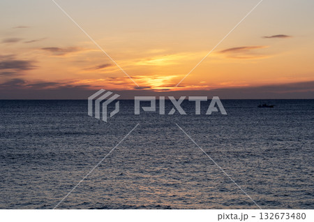 冬の海のオレンジ色の夜明け 132673480