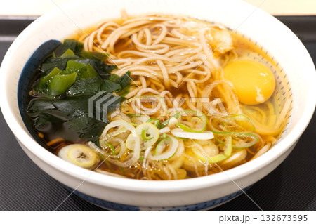 立ち食い蕎麦屋の美味しい月見そば 立ち食い蕎麦屋の美味しい月見そば 132673595