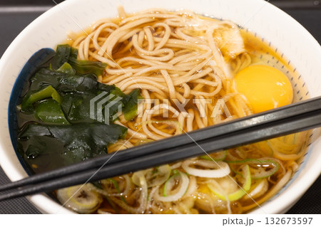 立ち食い蕎麦屋の美味しい月見そば 立ち食い蕎麦屋の美味しい月見そば 132673597