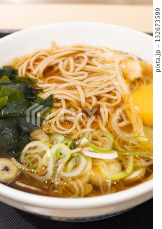 立ち食い蕎麦屋の美味しい月見そば 132673599