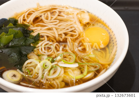 立ち食い蕎麦屋の美味しい月見そば 132673601
