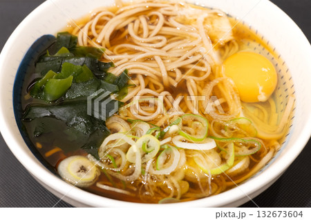 立ち食い蕎麦屋の美味しい月見そば 132673604