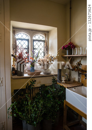 歴史的な建物の窓際に置かれたドライフラワー　ロンドン郊外のナイマン・パークにて 132673624