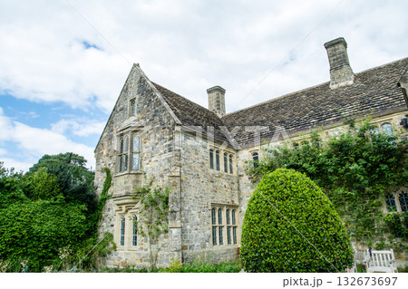 歴史的な石造りの建物ときれいに手入れされた庭　ロンドン郊外のナイマン・パークにて 132673697