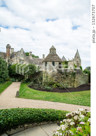 歴史的な石造りの建物ときれいに手入れされた庭　ロンドン郊外のナイマン・パークにて 132673707