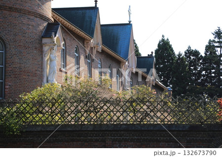 赤レンガの塀越しに見るトラピスチヌ修道院の男子禁制区域（日本 北海道函館市） 132673790