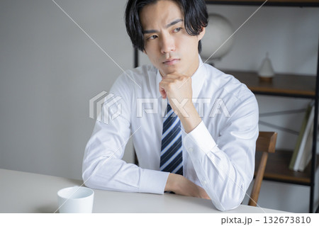 ビジネスマン 悩む ビジネスマン 悩む 132673810