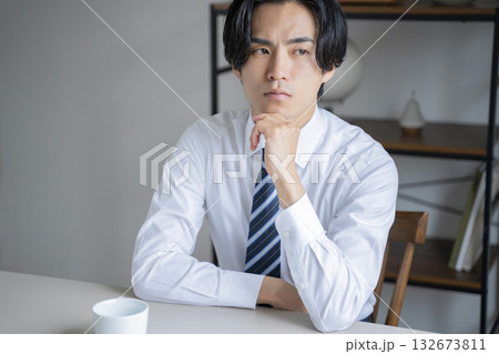 ビジネスマン 悩む ビジネスマン 悩む 132673811