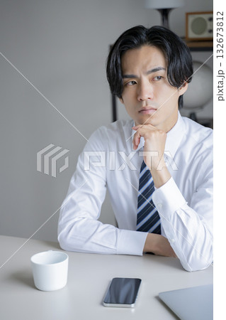 ビジネスマン　悩む 132673812