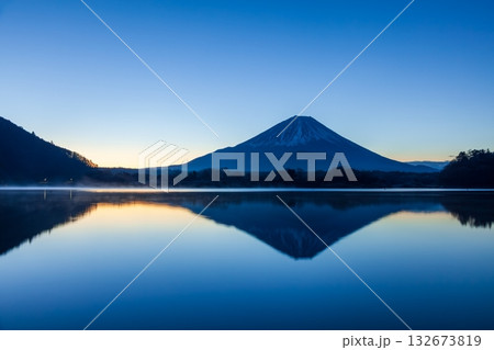 逆さ富士　山梨県富士河口湖町精進湖にて 132673819