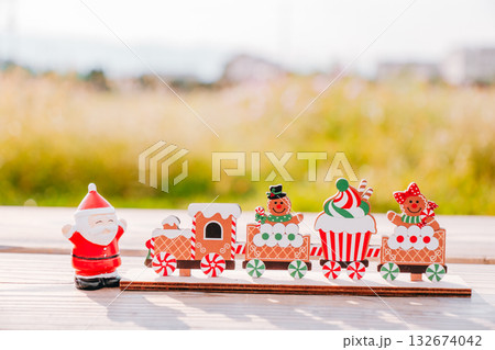 かわいいサンタクロースの置物 132674042