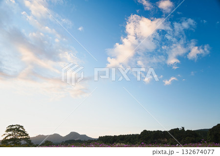 夕焼けに染まる秋の空と雄大な山並みの風景 夕焼けに染まる秋の空と雄大な山並みの風景 132674077