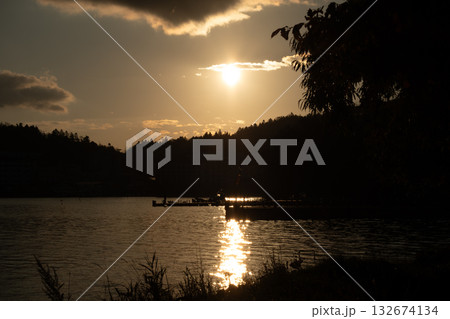 湖面に映る朝日の輝き 132674134