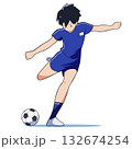 シュートを決めるサッカー少年 132674254