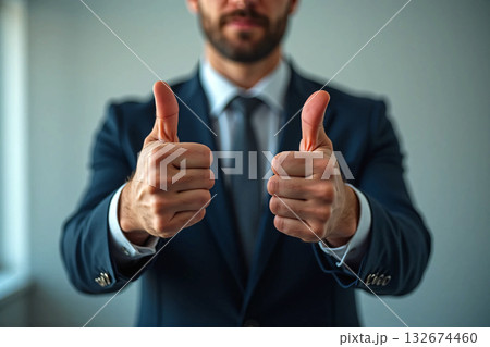 両手の親指を立てている男性 両手の親指を立てている男性 132674460