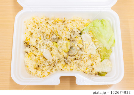 おいしい海鮮レタスチャーハン弁当 132674932