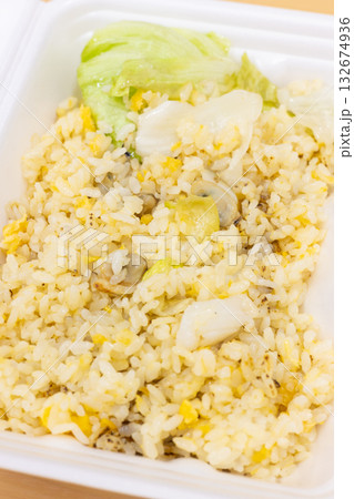 おいしい海鮮レタスチャーハン弁当 132674936