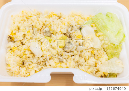 おいしい海鮮レタスチャーハン弁当 132674940