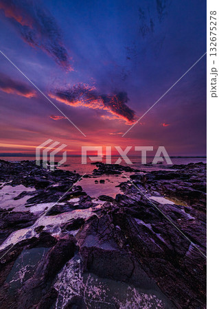 朝焼けに包まれる静寂の海岸 132675278