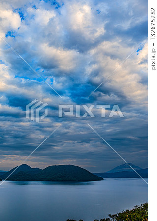 穏やかな水面に映る中島と羊蹄山 132675282