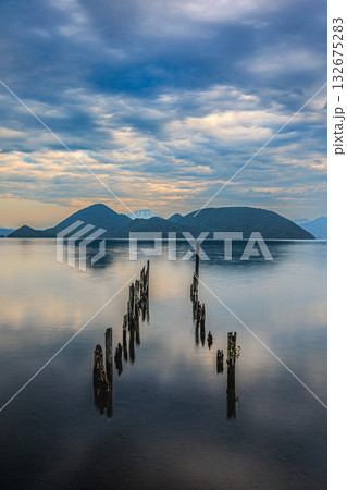 静寂に包まれた洞爺湖の朝 132675283