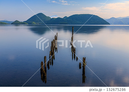 湖に映る空 ― 洞爺の静けさ 湖に映る空 ― 洞爺の静けさ 132675286