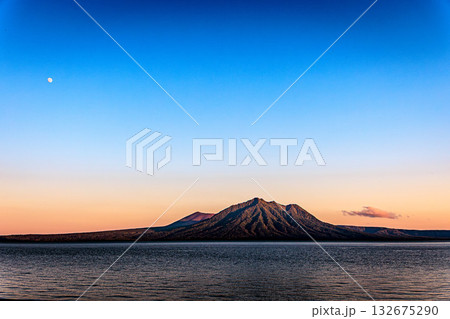夕暮れの支笏湖と風不死岳 132675290