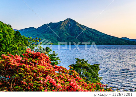 静寂に包まれる湖と山 ― 支笏湖の夕景 132675291