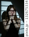 顔を隠す女性 132675334