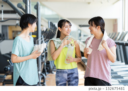 ジムでトレーニングをする若い女性　撮影協力：スポーツクラブ&サウナスパ ルネサンス 幕張24 132675481