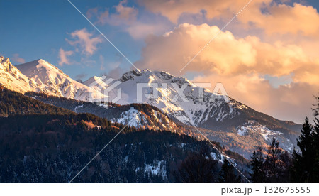 冬の朝焼けに染まる雪山 冬の朝焼けに染まる雪山 132675555