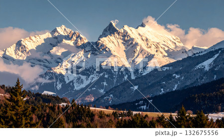 冠雪した大雪の山々の風景 冠雪した大雪の山々の風景 132675556