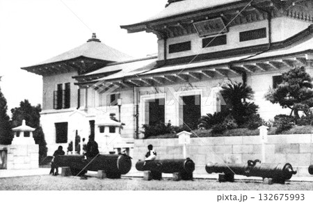 古写真　1932年　東京　靖国神社境内の遊就館 132675993