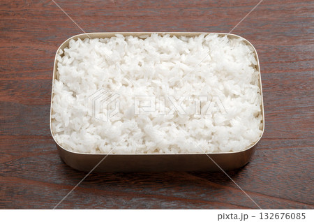 アルマイトの弁当箱に詰めた白飯 132676085