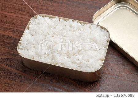 アルマイトの弁当箱に詰めた白飯 アルマイトの弁当箱に詰めた白飯 132676089