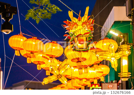 日本の横浜都市景観2026春節燈花。中華街大通り・龍のランタンなどを望む…新時代へ希望の光=2日 日本の横浜都市景観2026春節燈花。中華街大通り・龍のランタンなどを望む…新時代へ希望の光=2日 132676166